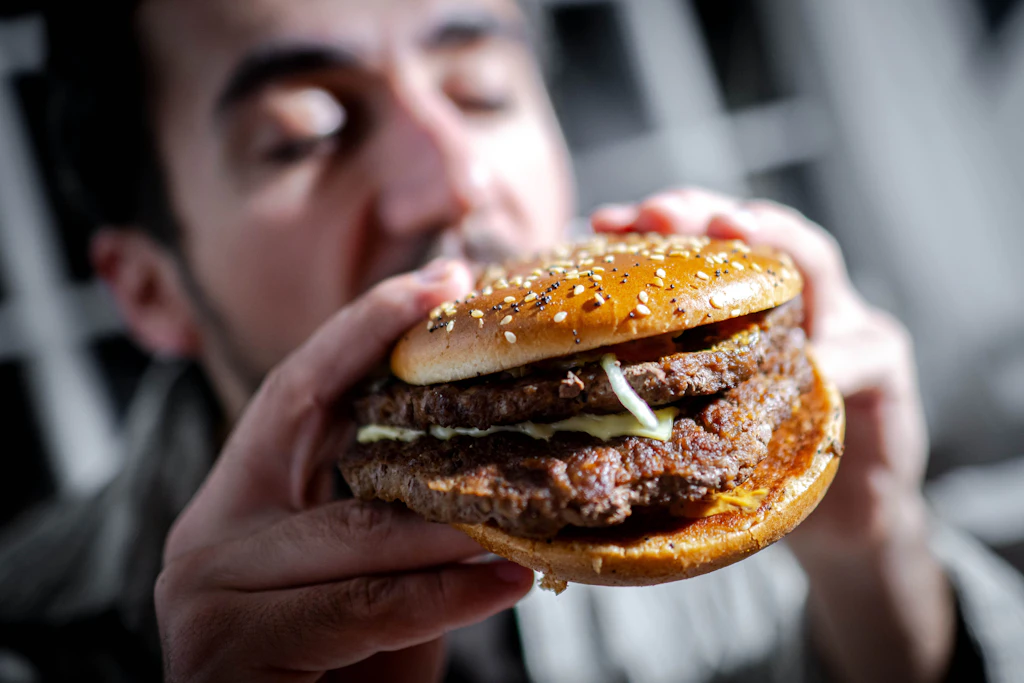 Burger bleiben beliebt: Nur ungefähr jede neunte Person der Gen Z lebt vegetarisch oder vegan.