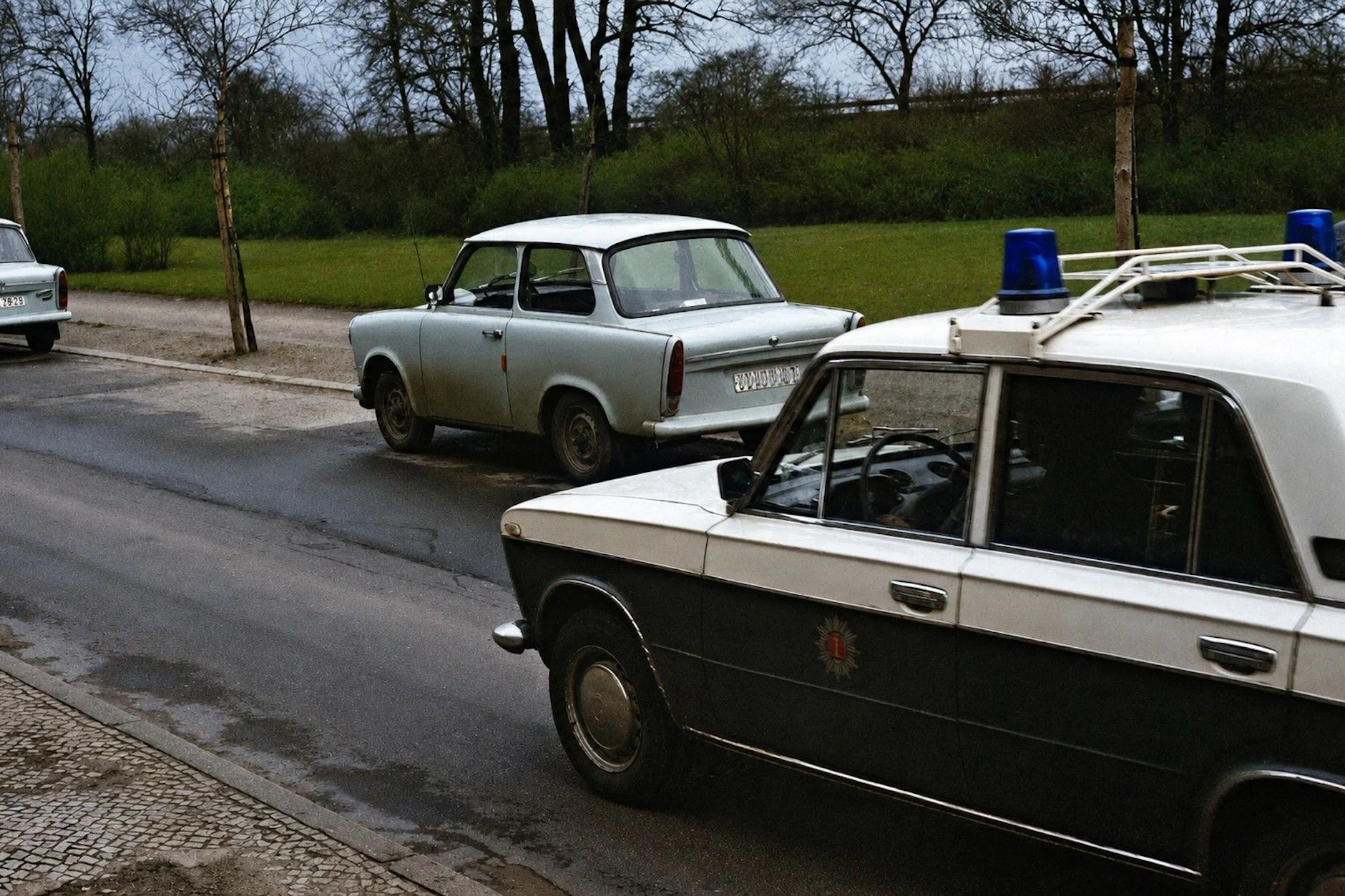 Die DDR-Polizei hat sowjetische Ladas als Dienstwagen.