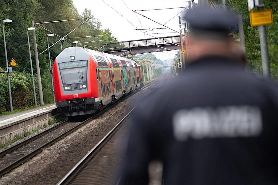 Am Wochenende ist es in Zügen im Raum Dresden zu mehreren Gewaltausbrüchen gekommen.