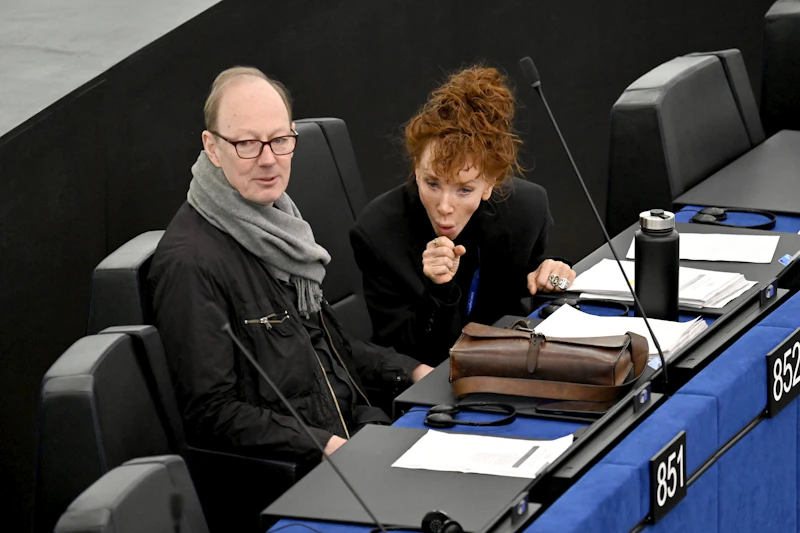 Martin Sonneborn: „Merkel will mit Putin sprechen? Ausladen!