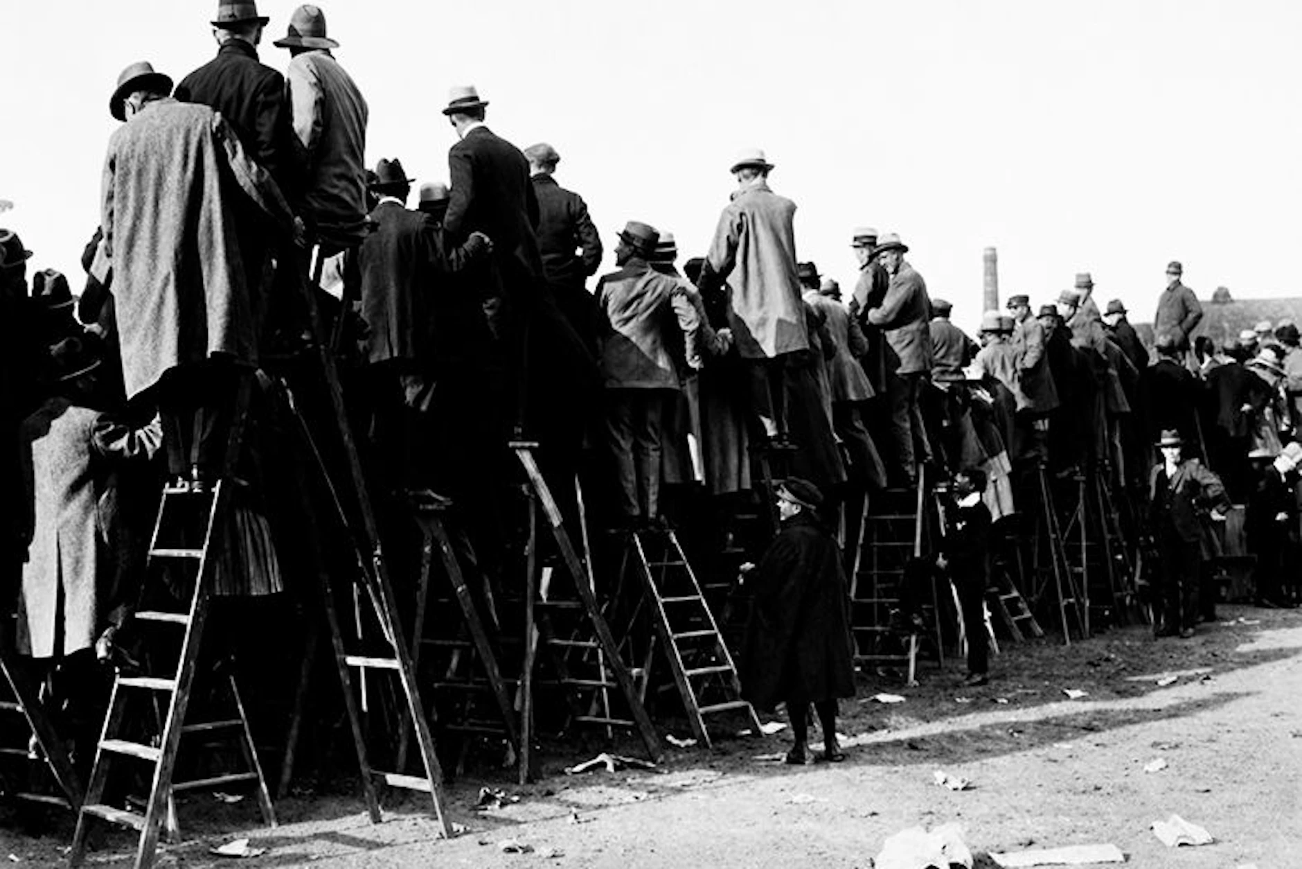 Beim Finale 1923 schauen Fans auf Leitern zu. 60.000 Zuschauern kamen vor 103 Jahren ins Deutsche Stadion, sahen wie Union Oberschöneweide dem HSV mit 0:3 unterlag.