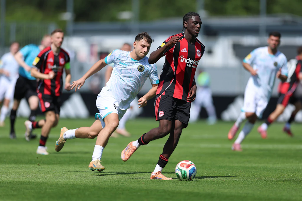 Fousseny Doumbia im U 21-Team von&nbsp;Eintracht Frankfurt: Der Innenverteidiger (am Ball) kickte hier noch in der Hessenliga gegen den SV Hummetroth.