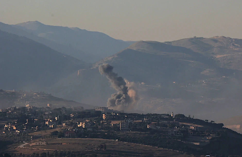 Rauch steigt nach einem israelischen Luftangriff über einem Dorf im Südlibanon auf.