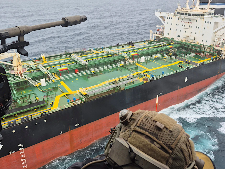 Ein Hubschrauber der französischen Marine schwebt über dem Tanker „Tagor“.