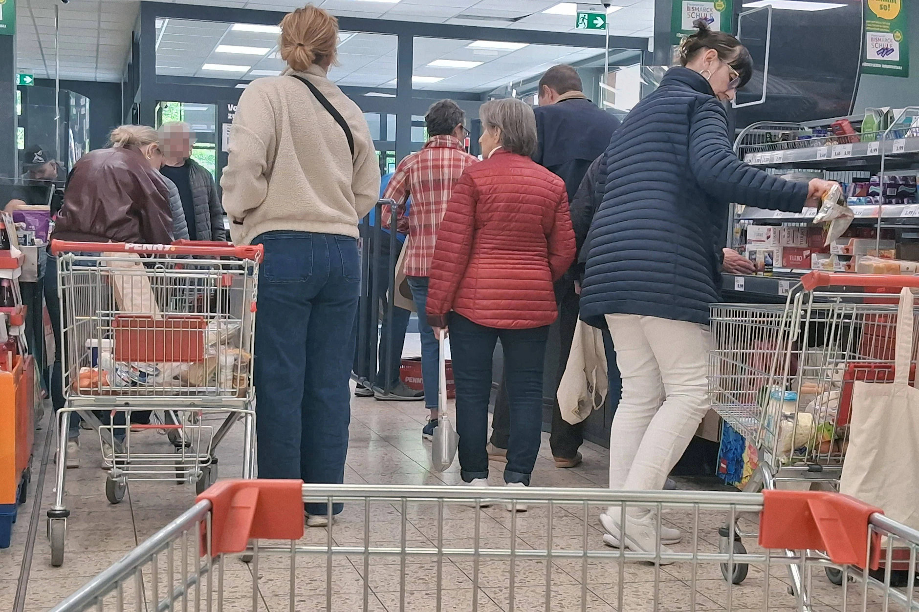 An der Kasse im Supermarkt geht es normalerweise hektisch zu, aber immer mehr Märkte sorgen mit Plauderkassen für Entschleunigung.