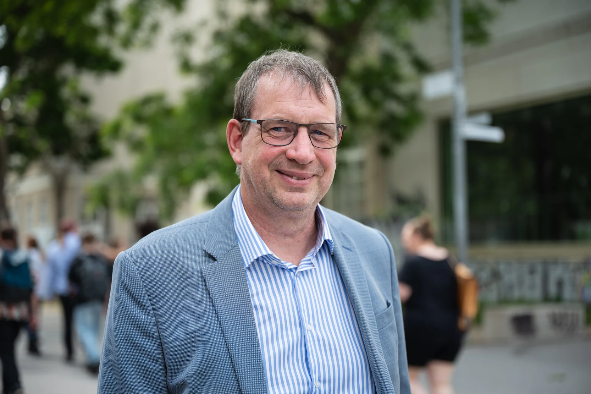 Aleksander Dzembritzki (57) auf dem Rütli-Campus in Berlin-Neukölln: Vor 20 Jahren übernahm er als Rektor die berüchtigte „Terrorschule Deutschlands“, um sie aus der Gewalt-Krise zu holen.