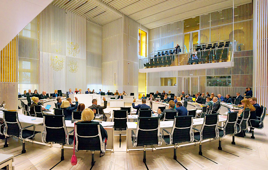 Die Nutzung von kommerziellen Standortdaten durchs das LKA Mecklenburg-Vorpommern dürfte für einige Debatten im Landtag sorgen. (Schwerin, Landtag, Plenarsitzung am 24.04.2024.)