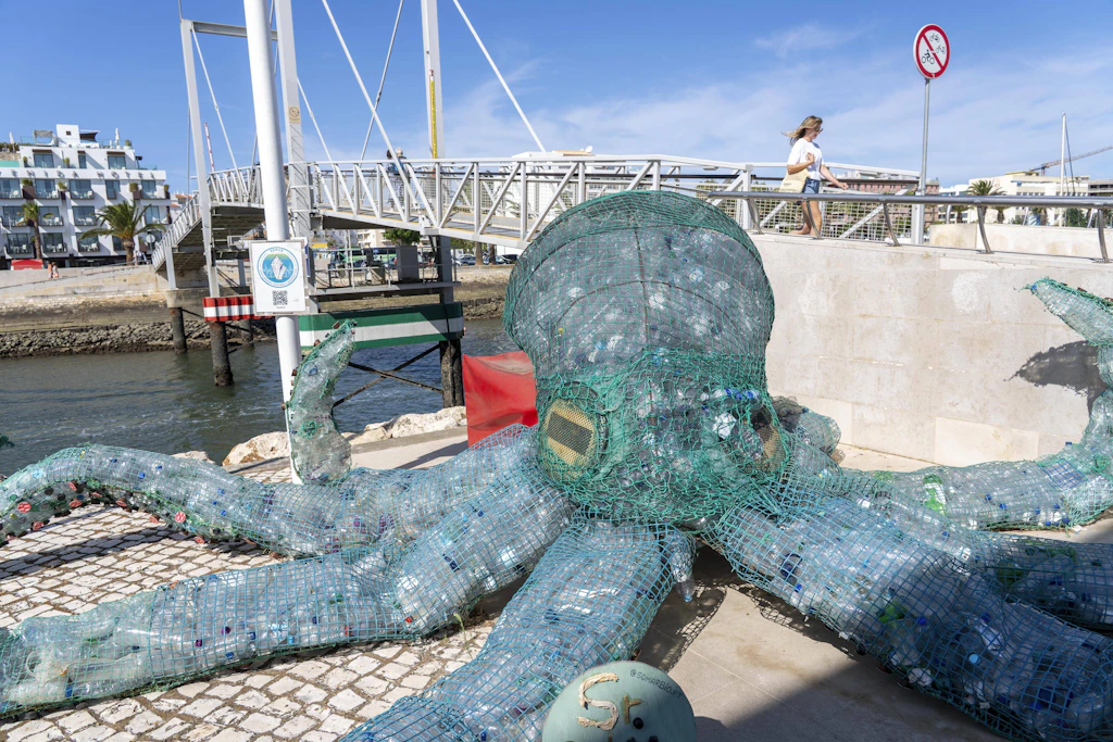 Ein Oktopus, aus PET-Flaschen gemacht, in Lagos an der Algarve-Küste
