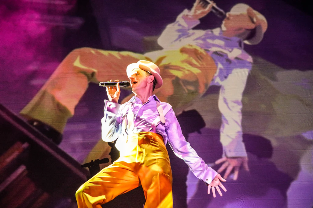 „Heroes“ – Alexander Scheer singt David Bowie im Berliner Ensemble.