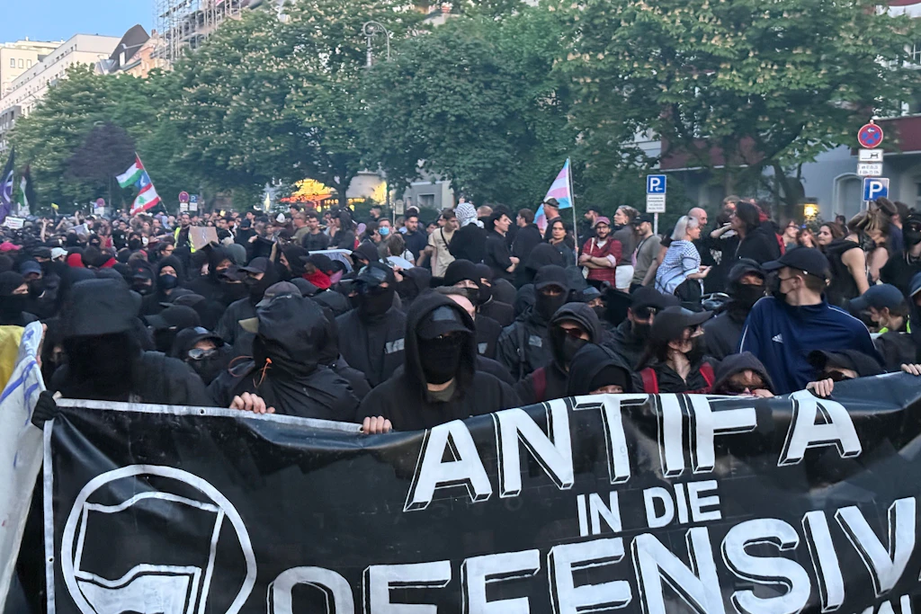 Teilnehmer gehen während der Revolutionären 1. Mai-Demonstration 2025 über die Straße.