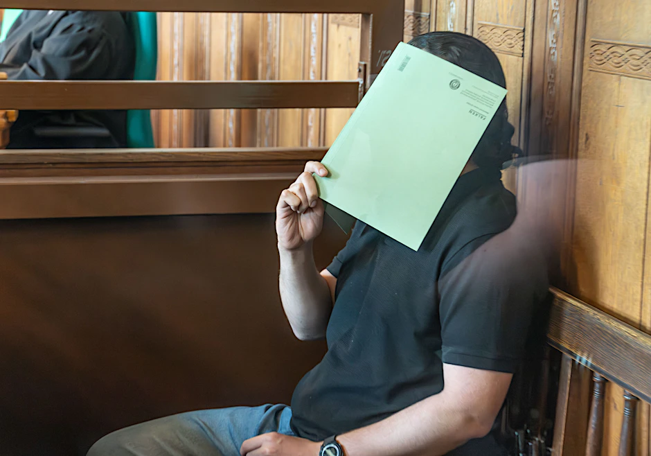 Abdallah R. musste sich jetzt unter anderem wegen versuchter Gefangenenbefreiung und gemeinschädlicher Sachbeschädigung vor Gericht verantworten.