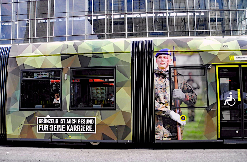Eine Bundeswehr-Straßenbahn am Alexanderplatz: „Grünzeug ist auch gesund für deine Karriere“ – das Militär wirbt längst überall um jungen Nachwuchs.