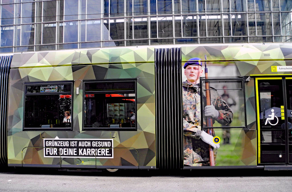 Post vom Militär: Warum 630.000 Minderjährige Werbung von der Bundeswehr bekommen