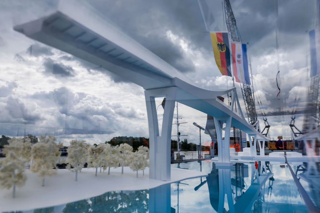 So soll die Mega-Brücke über die Peene nach Usedom einmal aussehen. Dafür sind auch Bauarbeiten an der alten Brücke notwendig.