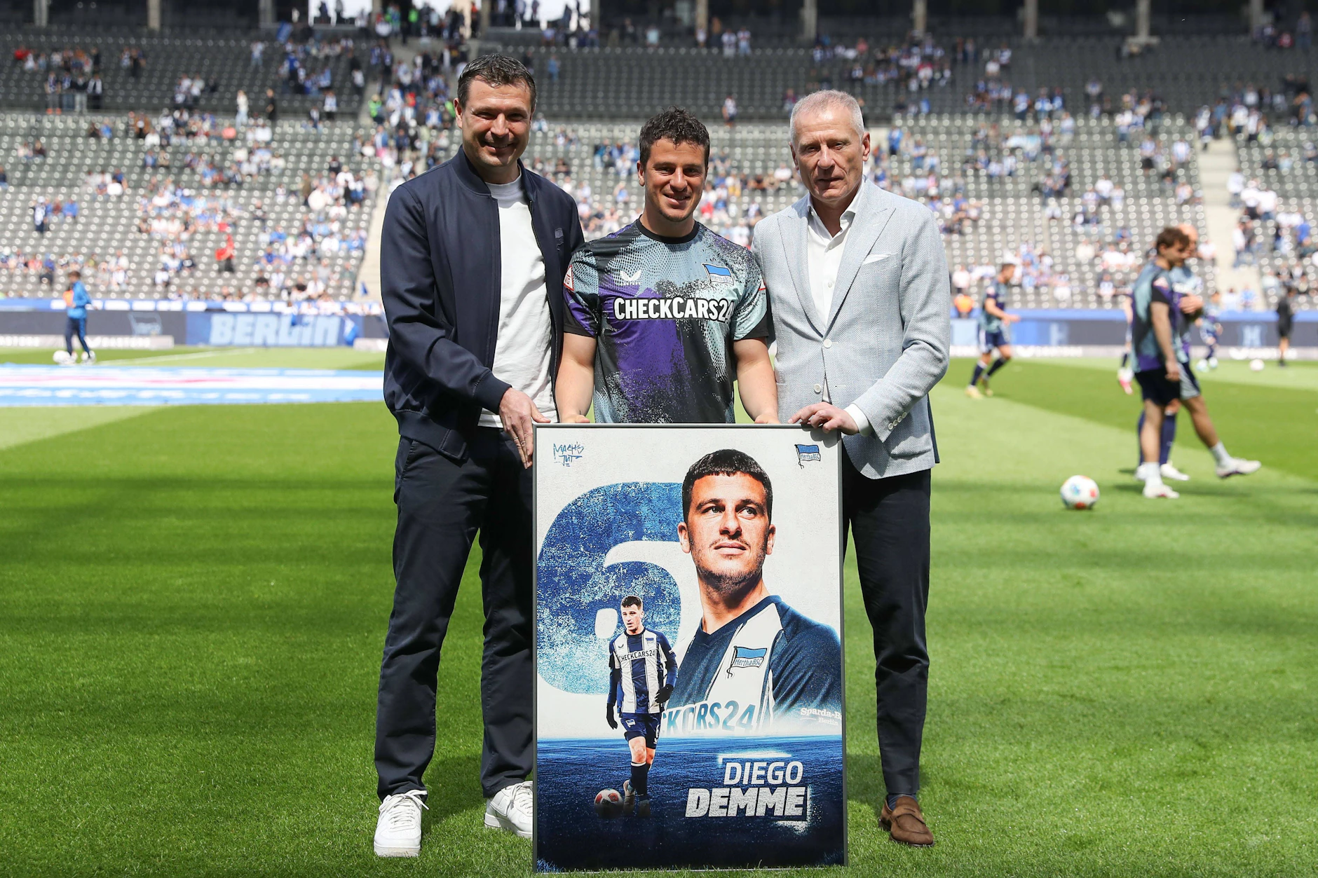 Diego Demme wurde beim letzten Heimspiel gegen Fürth von Sportdirektor Benjamin Weber und Geschäftsführer Dr. Peter Görlich im Olympiastadion verabschiedet.