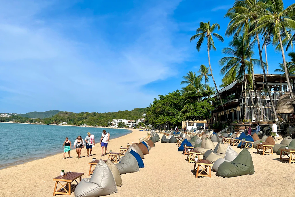 Urlauber am Strand in Thailand: Die neuen Einreiseregeln betreffen auch Reisende aus Deutschland.