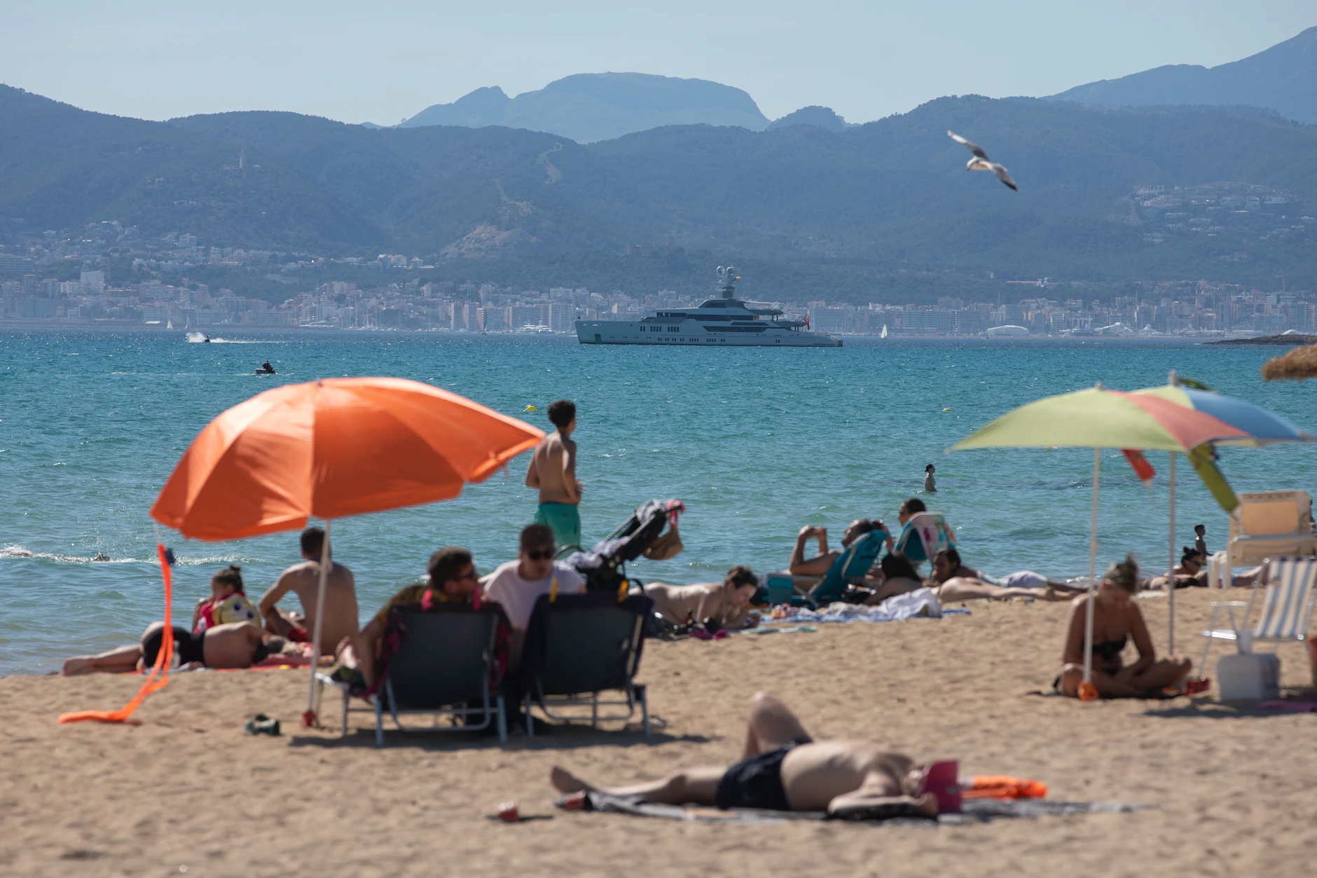 Schwimmen und Sonnen an der Playa de Palma auf Mallorca. Dieses Ziel in Spanien ist ein Klassiker für deutsche Urlauber.