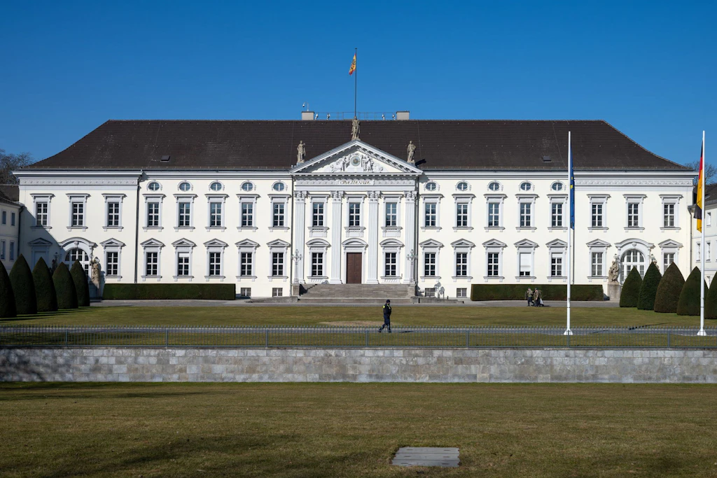 Schloss Bellevue steht bei Sonnenschein unter einem blauen Himmel. Innen ist das Gebäude allerdings arg marode.