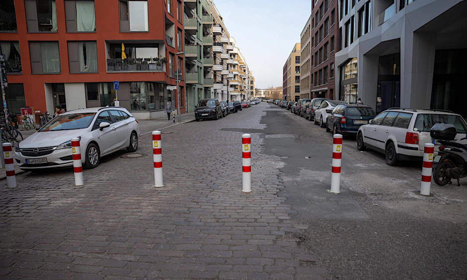 Poller in der Revaler Straße, Ecke Haasestraße: Ziel waren mehr Sicherheit und Ruhe, die Folge ist ein Sturm gegen die Umsetzung.