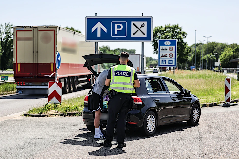 Polizisten der Bundespolizei kontrollieren Verkehrsteilnehmer am Grenzübergang Elten auf der A3 bei der Einreise nach Deutschland.
