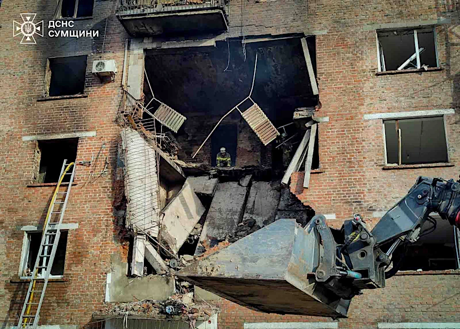 Ein beschädigtes Wohnhaus in Konotop in der Region Sumy