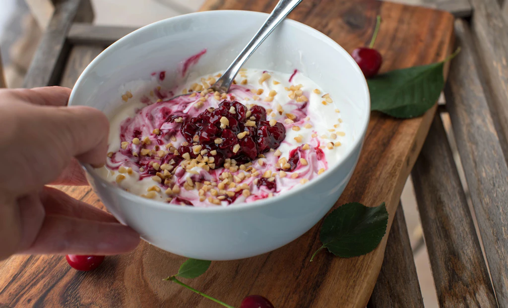 Eiweißreiches und fettarmes Frühstück: Skyr oder Magerquark mit Früchten