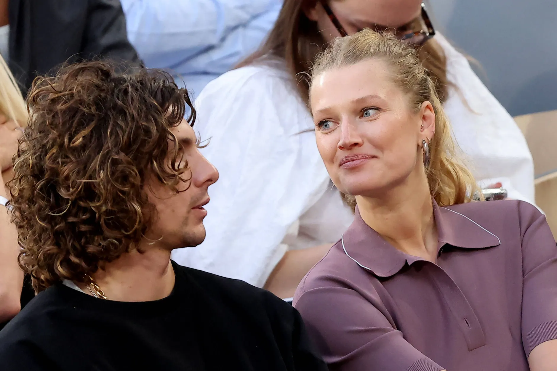 Ihre Blicke sprechen Bände: Toni Garrn (re.) und Jeremy Steeb schauen sich verliebt an.