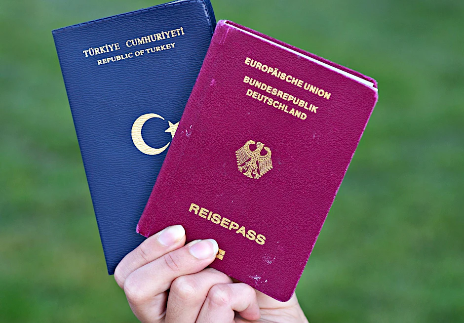 Die Mehrheit der eingebürgerten Personen nutzt die Möglichkeit, neben dem deutschen Pass auch die bisherige Stattsangehörigkeit zu behalten.