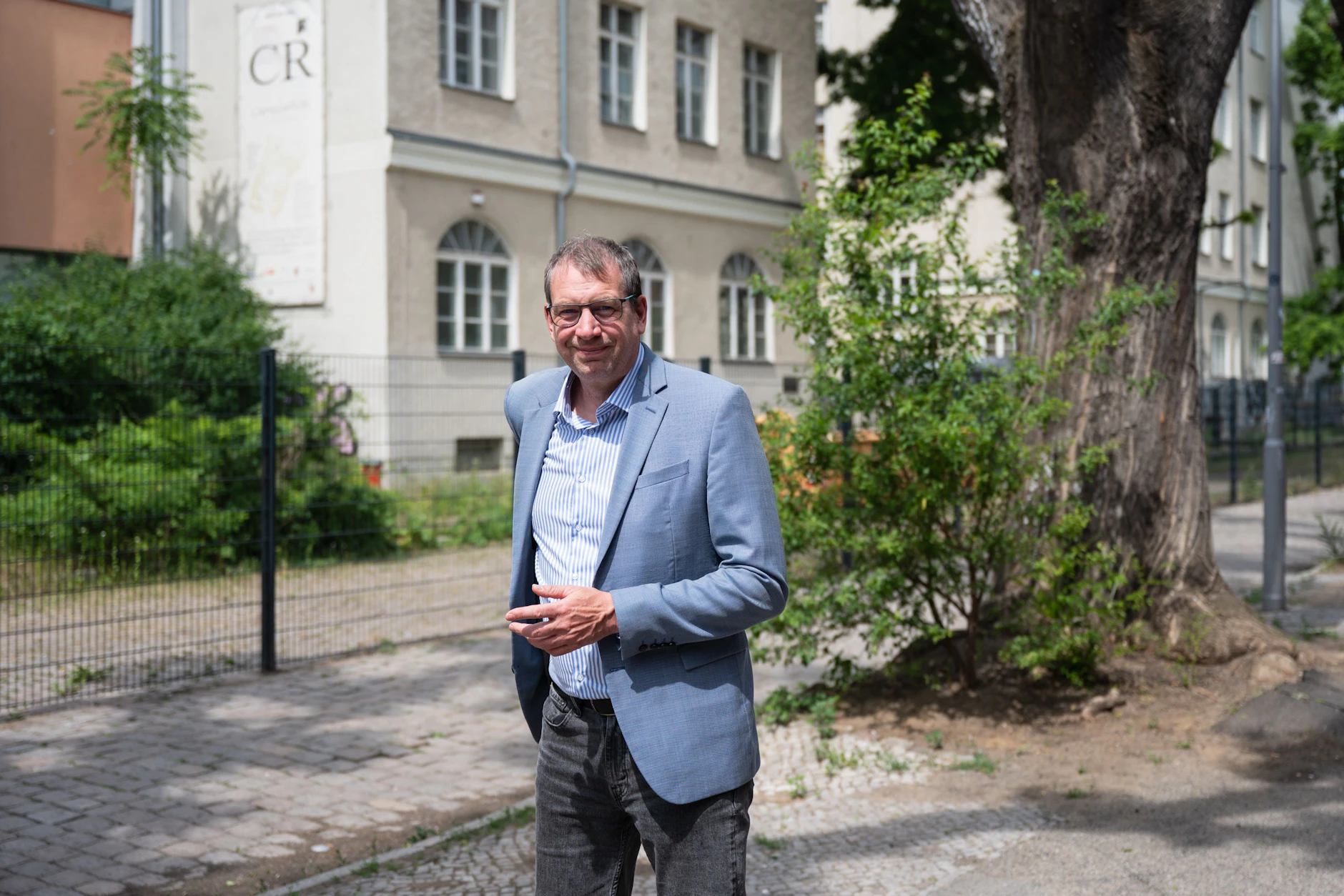 Aleksander Dzembritzki (57) steht vor dem Eingang der einstigen Rütli-Hauptschule. Heute ist die Neuköllner Bildungseinrichtung ein Campus mit Vorzeigecharakter.
