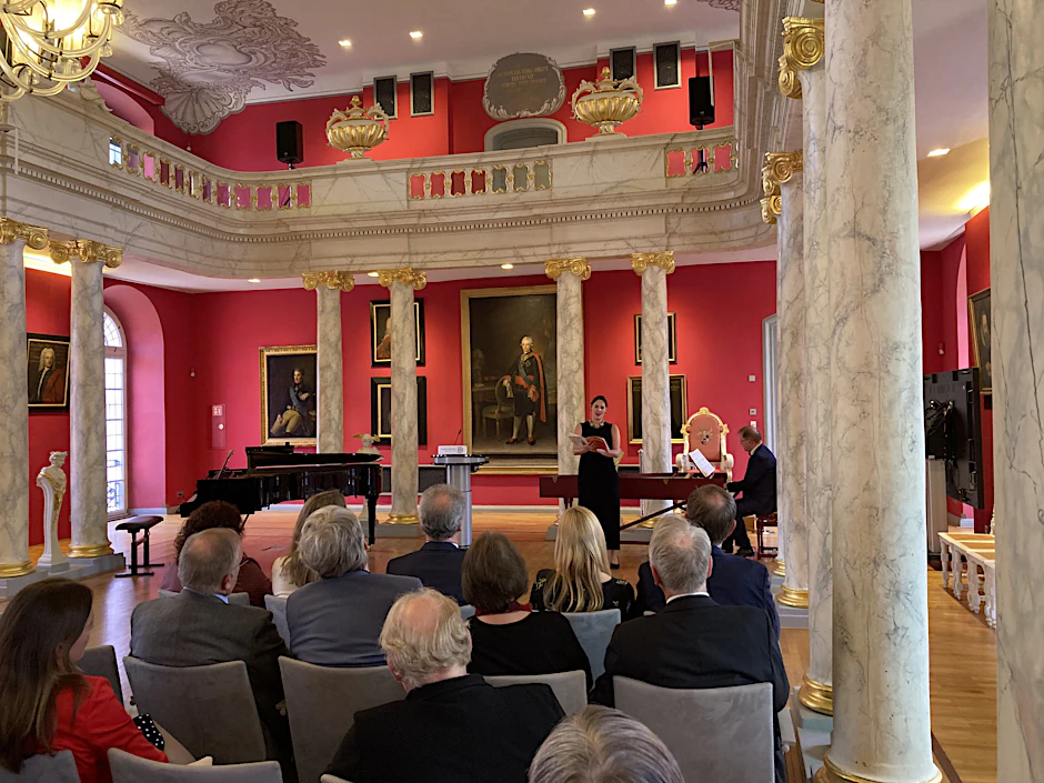 Die junge Sopranistin wurde bei der Eröffnung der 80. Bach-Woche in der historischen Aula der Uni Greifswald von Festivalleiter Frank Dittmer am Clavichord begleitet.
