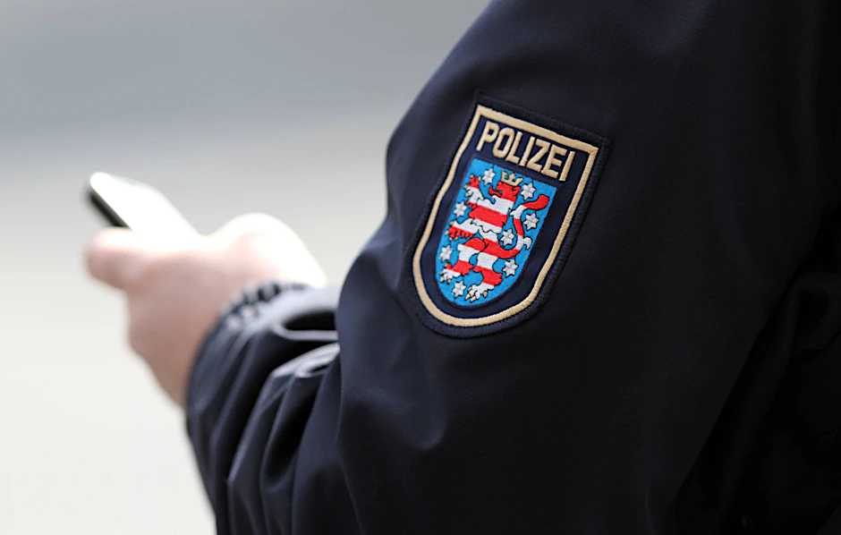 Der tote Hund wurde von den Polizisten exhumiert, damit er untersucht werden konnte.
