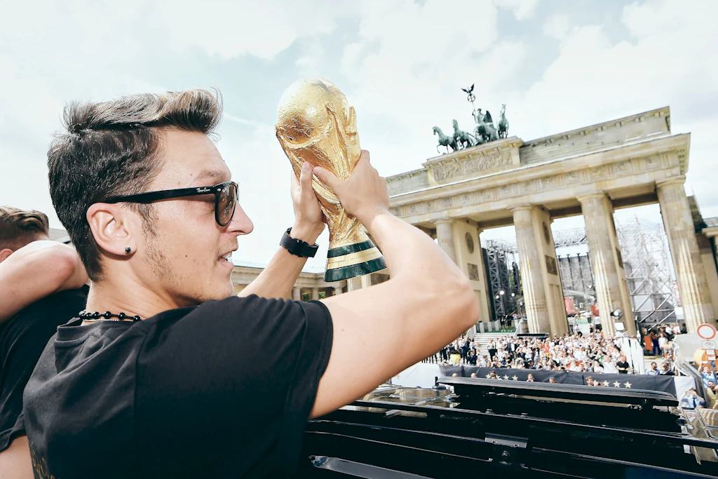 Mesut Özil feiert den WM-Sieg der deutschen Fußball-Nationalmannschaft 2014 bei der Feier am Brandenburger Tor in Berlin auf der Fanmeile.