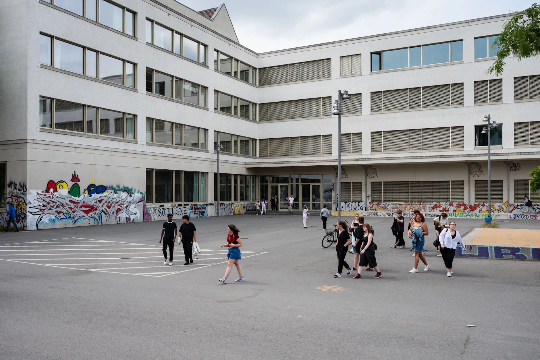Die Rütli-Schule in Neukölln als neuer Campus. Friedlich laufen Schüler über den Schulhof. Die Bildungseinrichtung ist ein offenes Gelände. Gewalt hat hier keinen Platz mehr.