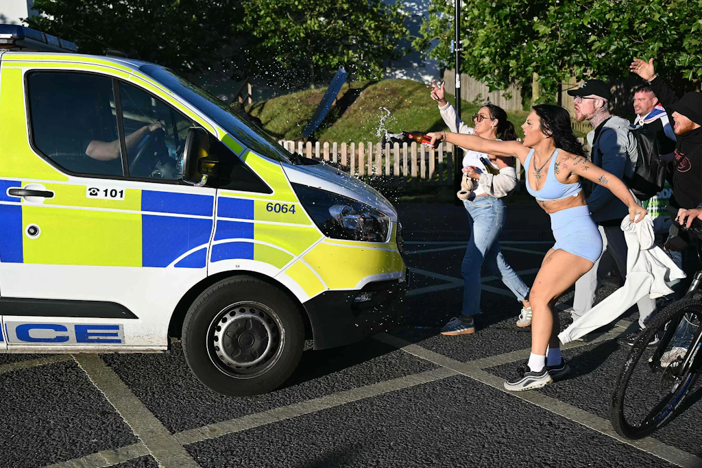 Demonstranten greifen Polizeiwagen nach Protest in Southampton an, 2. Juni.