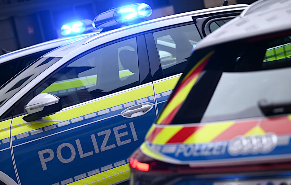 Die Polizei stoppt zwei Autofahrer in Berlin, die sich mit 200 Kilometern pro Stunde ein verbotenes Rennen lieferten.