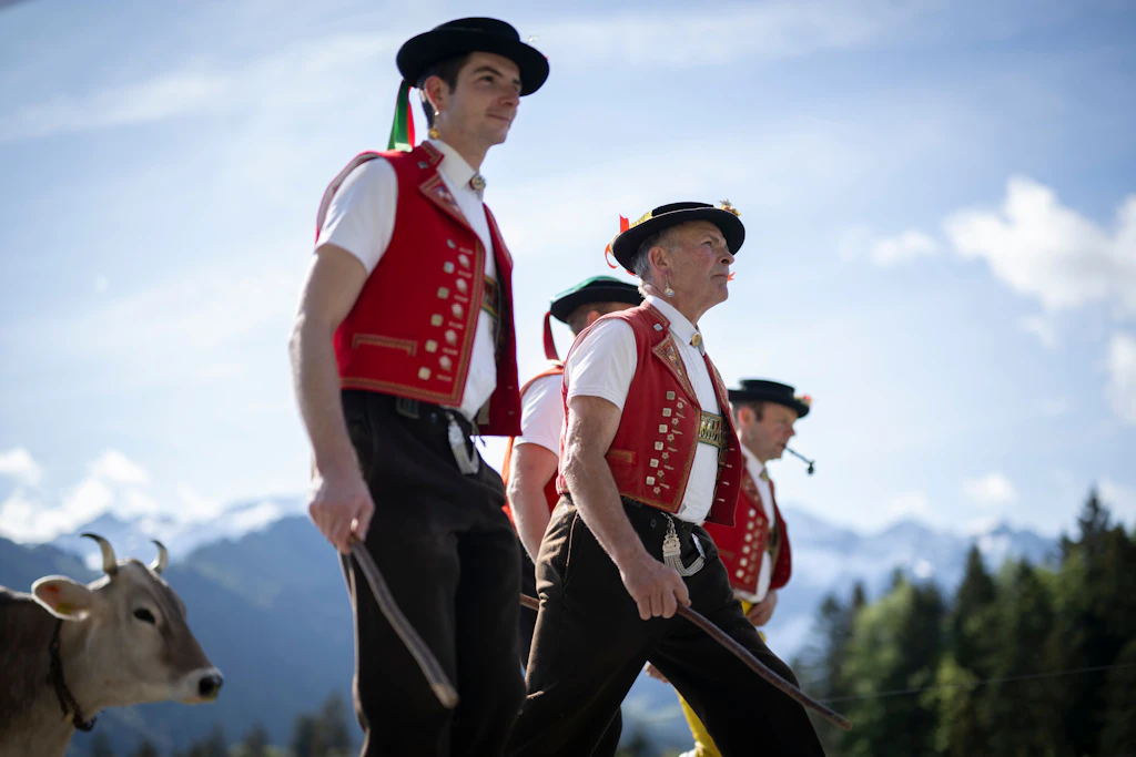Männer beim Almauftrieb in der Schweiz. Am Sonntag wird in der Alpenrepulik über eine Einwohnerobergrenze abgestimmt.
