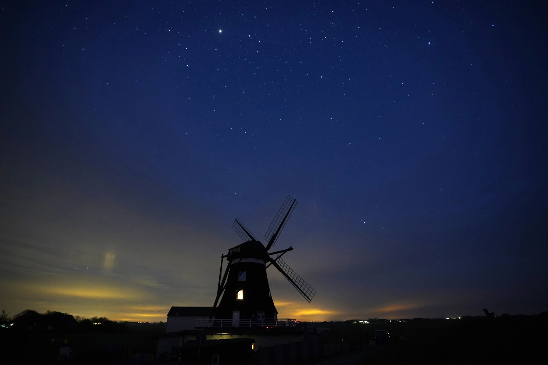 Pellworm: Der Sternenhimmel ist über der Nordermühle auf der Insel Pellworm zu sehen.