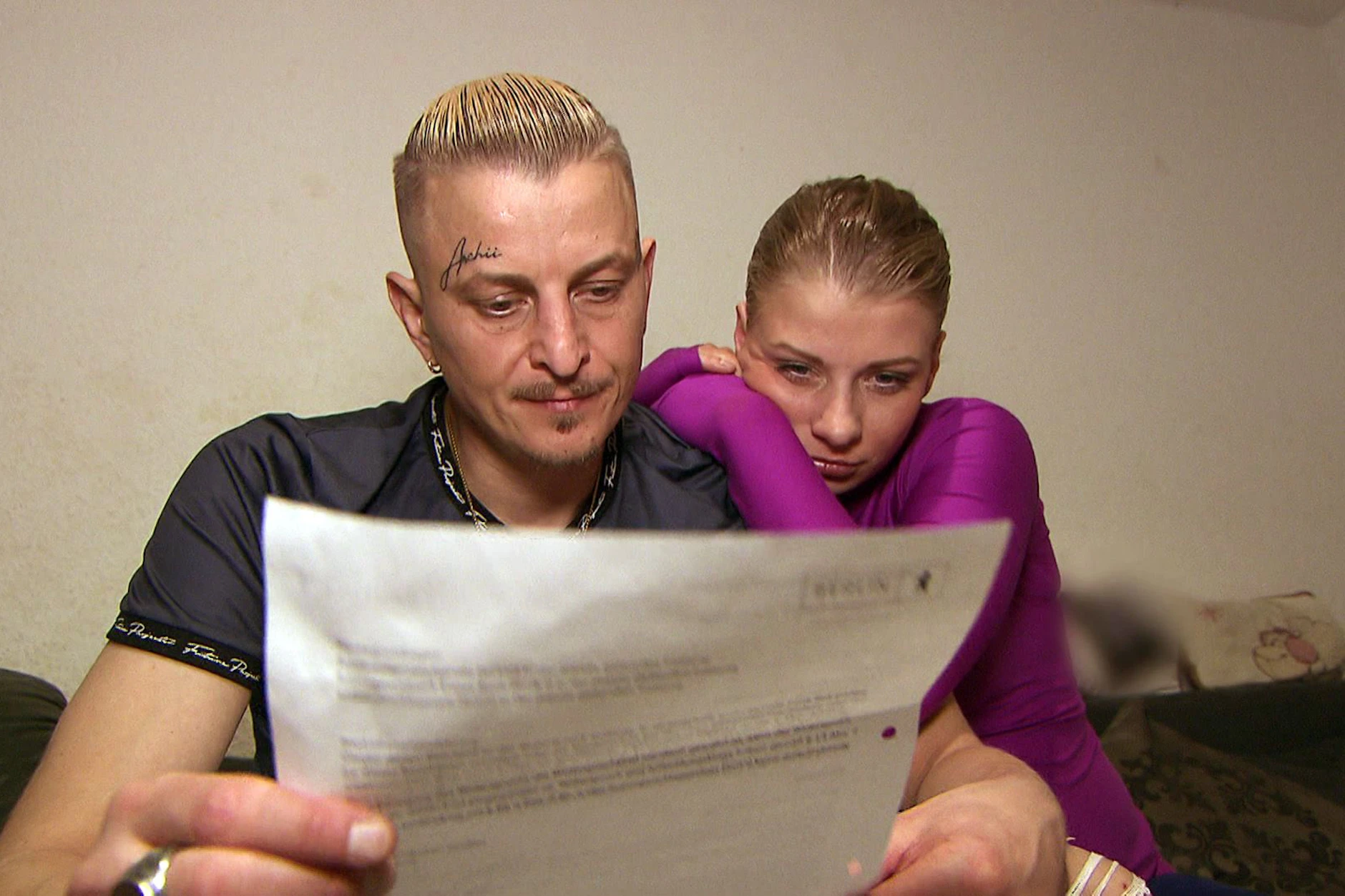 Hartz IV-Empfänger Archii (37) lebt von staatlicher Unterstützung. Er will nicht arbeiten, sondern schraubt lieber an seiner Karriere als Rapper.