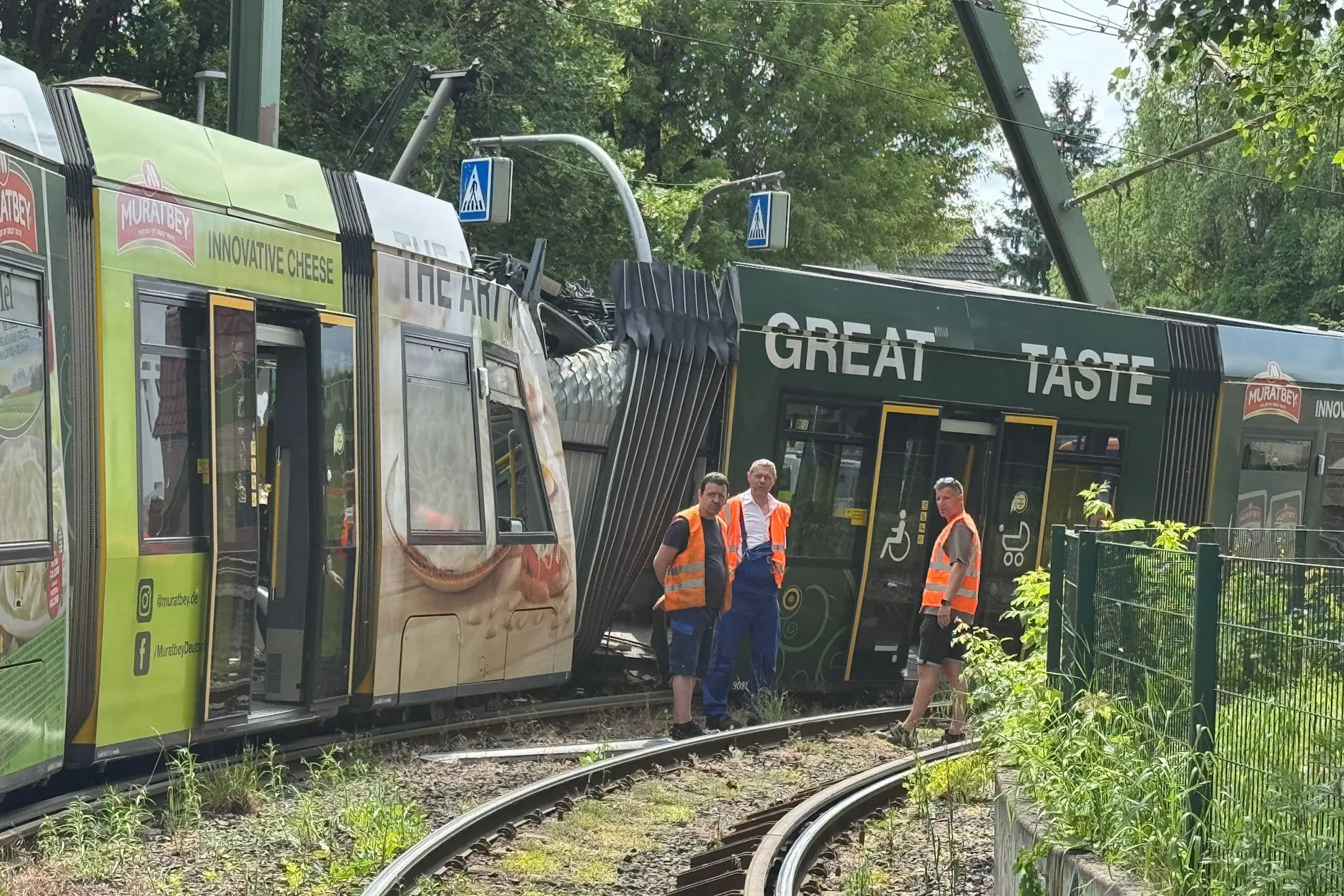 Genau in dieser Kurve kollidierte die Straßenbahn mit einem Mast, wurde aufgerissen und entgleiste.