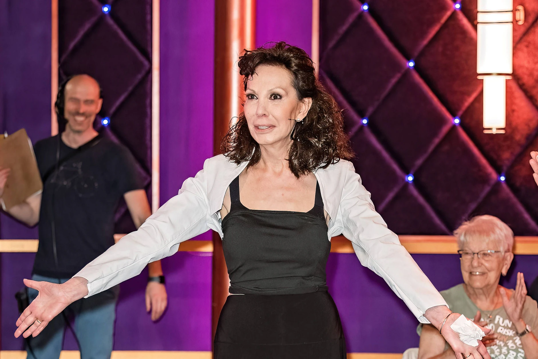 Sängerin Jennifer Rush zu Besuch im MDR-Riverboat. Dort überrascht sie die Studio-Gäste mit ihrem akzentfreien Deutsch.