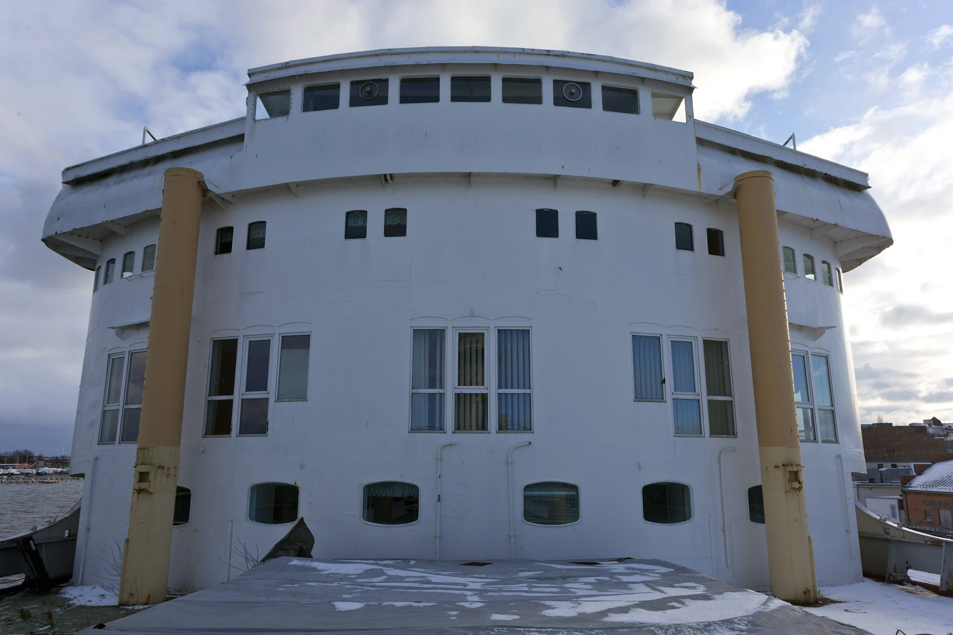 1991 kaufte Rostock das Schiff für den symbolischen Preis von einer D-Mark. Bis Dezember 2012 diente es als Hotelschiff.