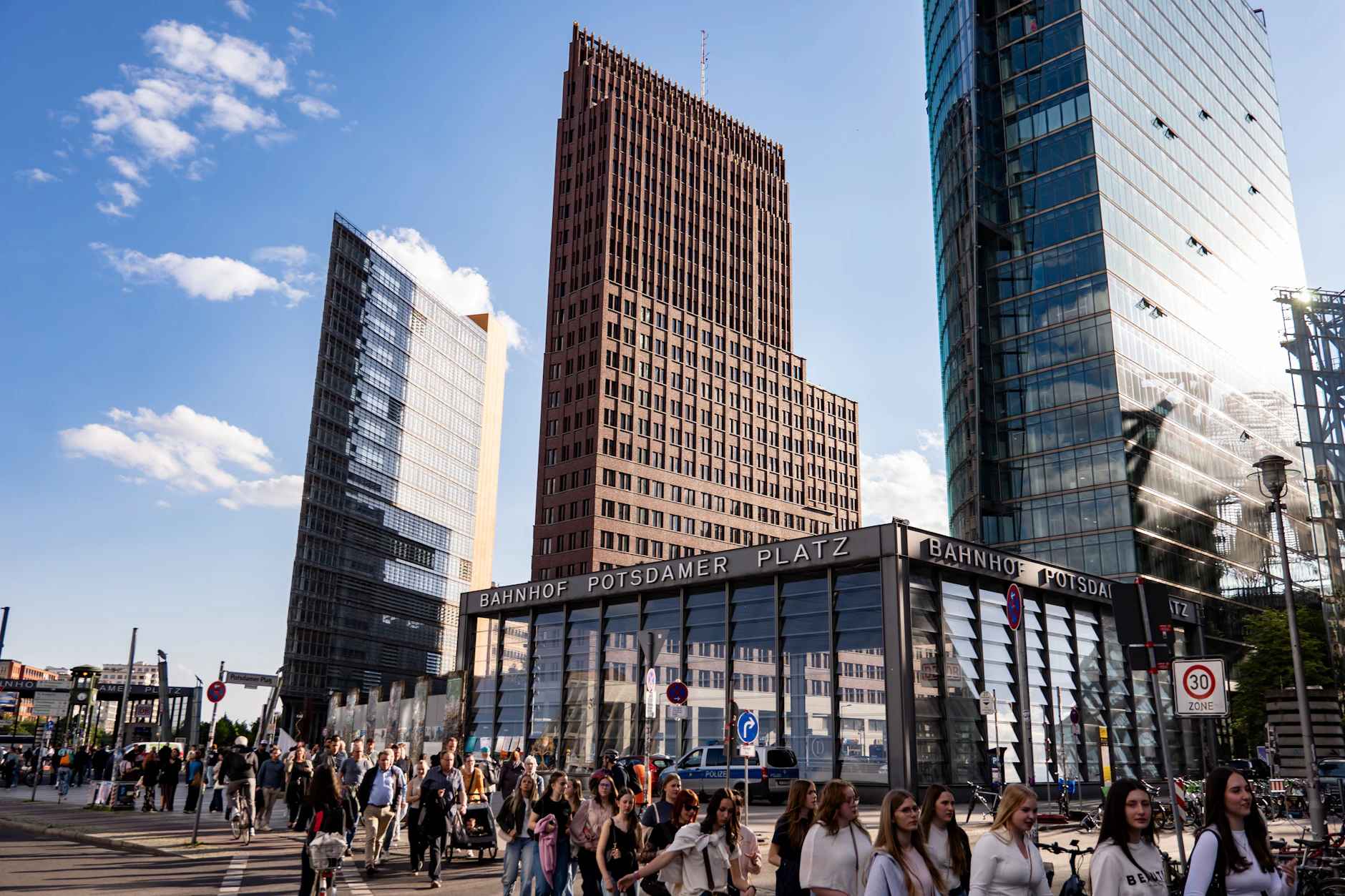 Bei Touristen ist Berlin mit dem Potsdamer Platz beliebt. Doch die Menschen, die hier leben, sind nicht immer zufrieden mit der Hauptstadt.