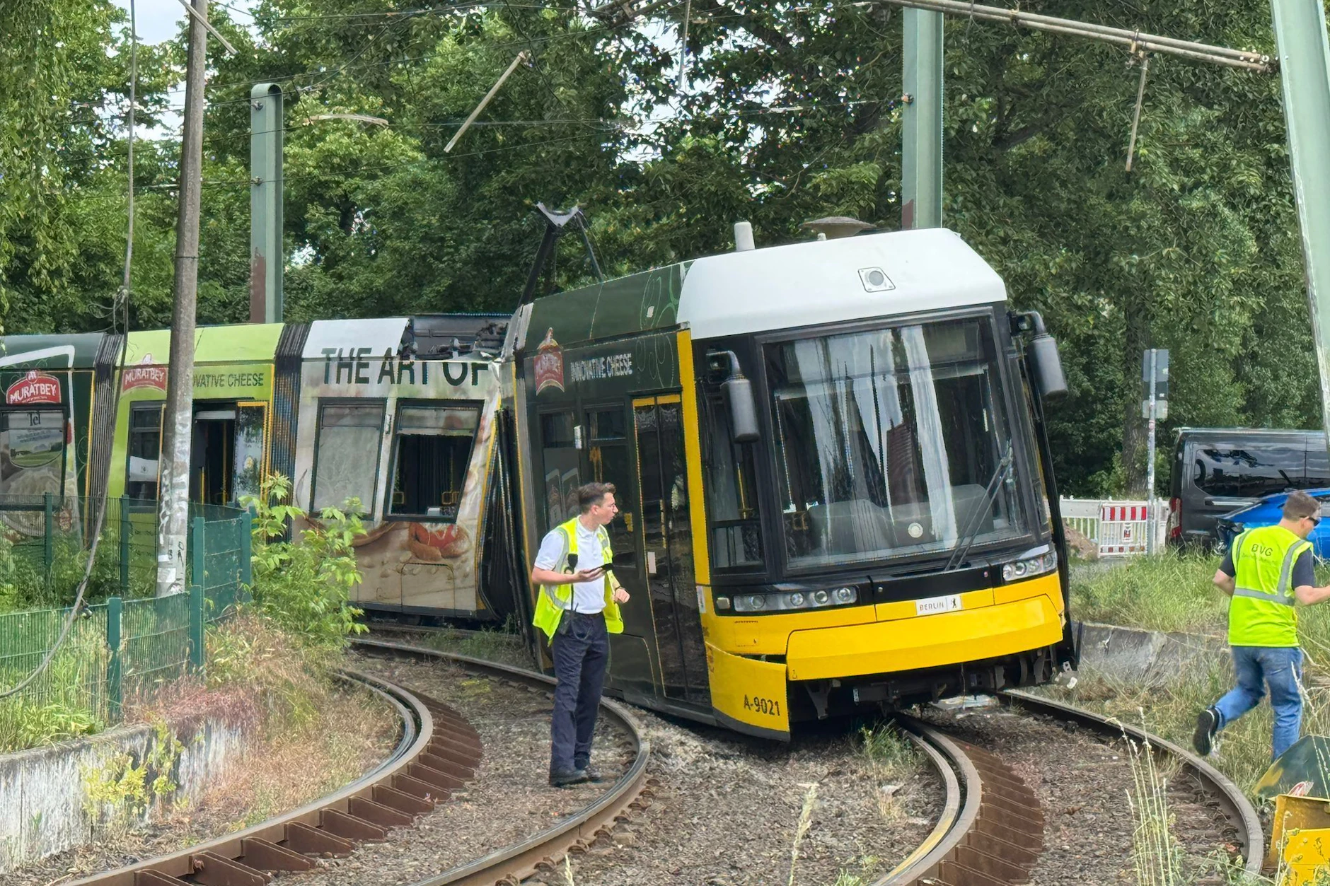 Schwerer Tram-Unfall in Alt-Hohenschönhausen: 20 Verletzte nach Entgleisung