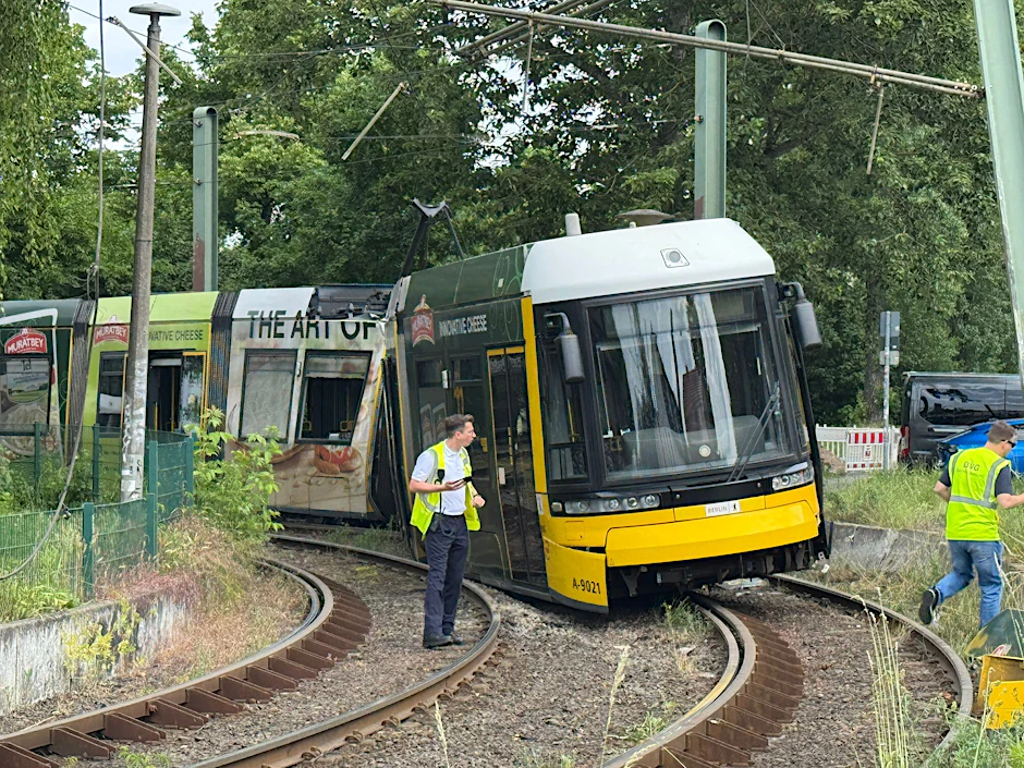 Die Tram ist offenbar an einer Oberleitung hängen geblieben und so entgleist.