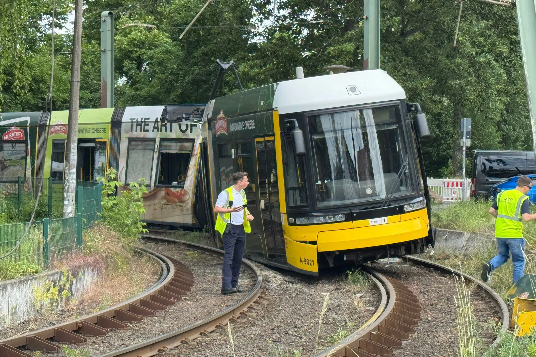 Schwerer Tram-Unfall in Alt-Hohenschönhausen: 20 Verletzte nach Entgleisung
