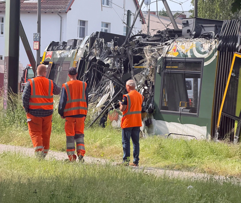 20 Verletzte bei Straßenbahnunfall in Lichtenberg: Fuhr die M17 zu schnell?