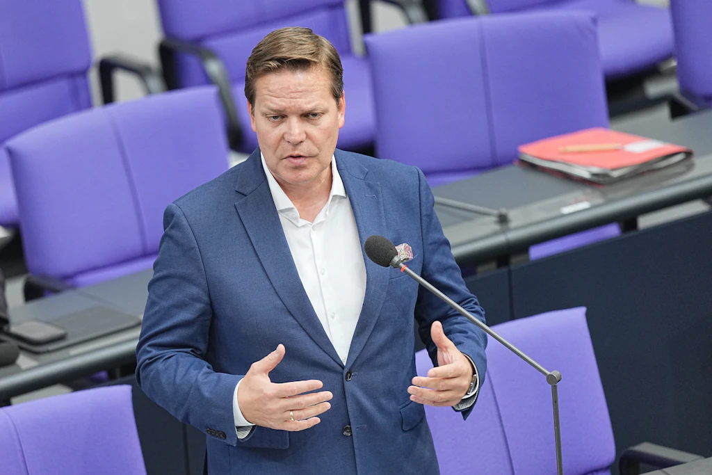 Tino Sorge kritisiert seine Entlassung scharf.