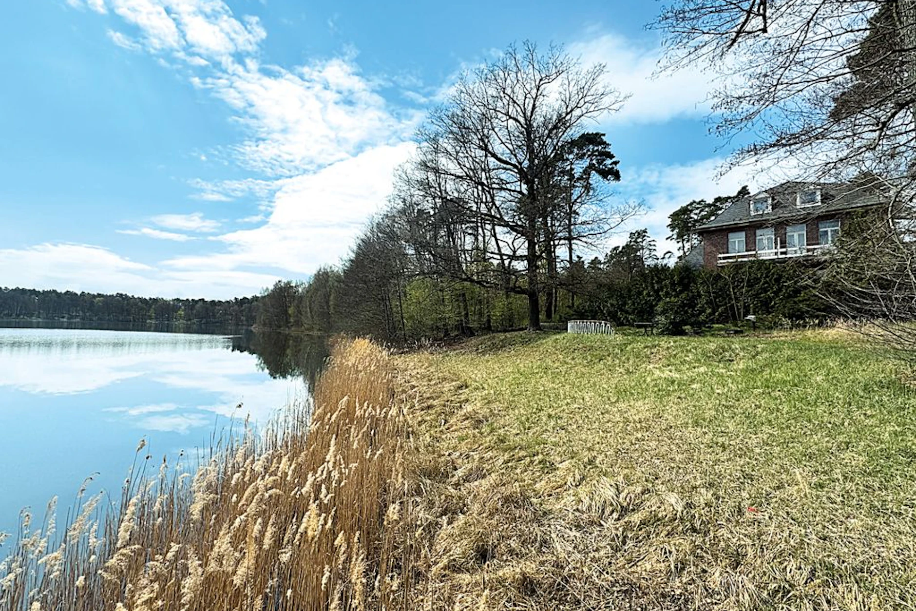 Das Gelände des Waldhotel Seehof Atterwasch liegt direkt am Wasser. Zum Grundstück gehört ein 700 Meter langes Stück Uferlinie des Deulowitzer See.