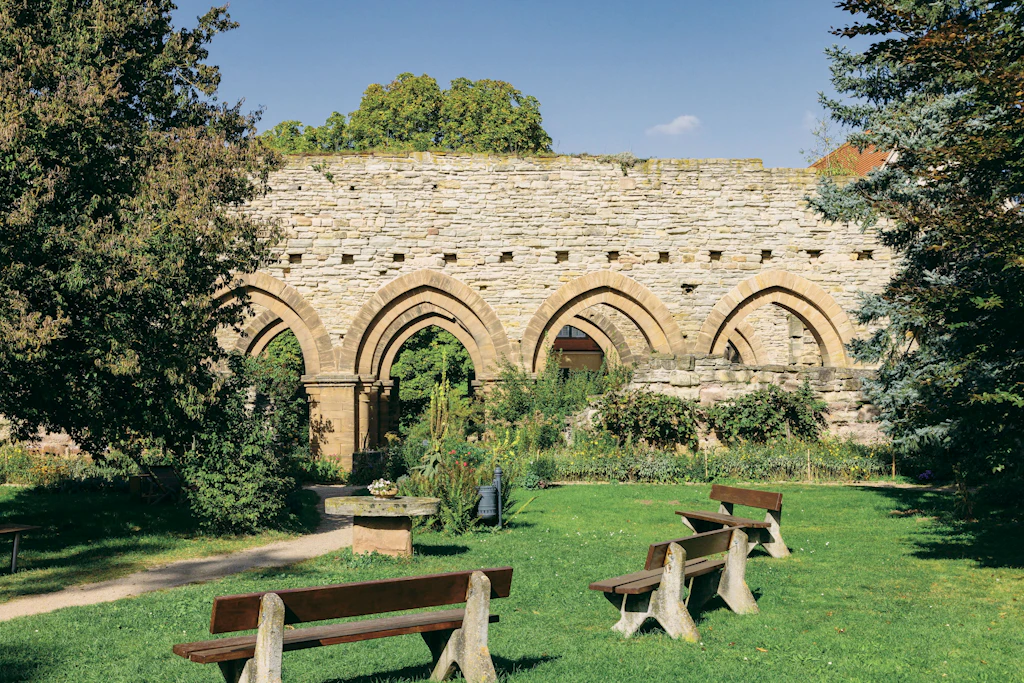 Das Kloster Memleben von 979 gehört zur Straße der Romanik.