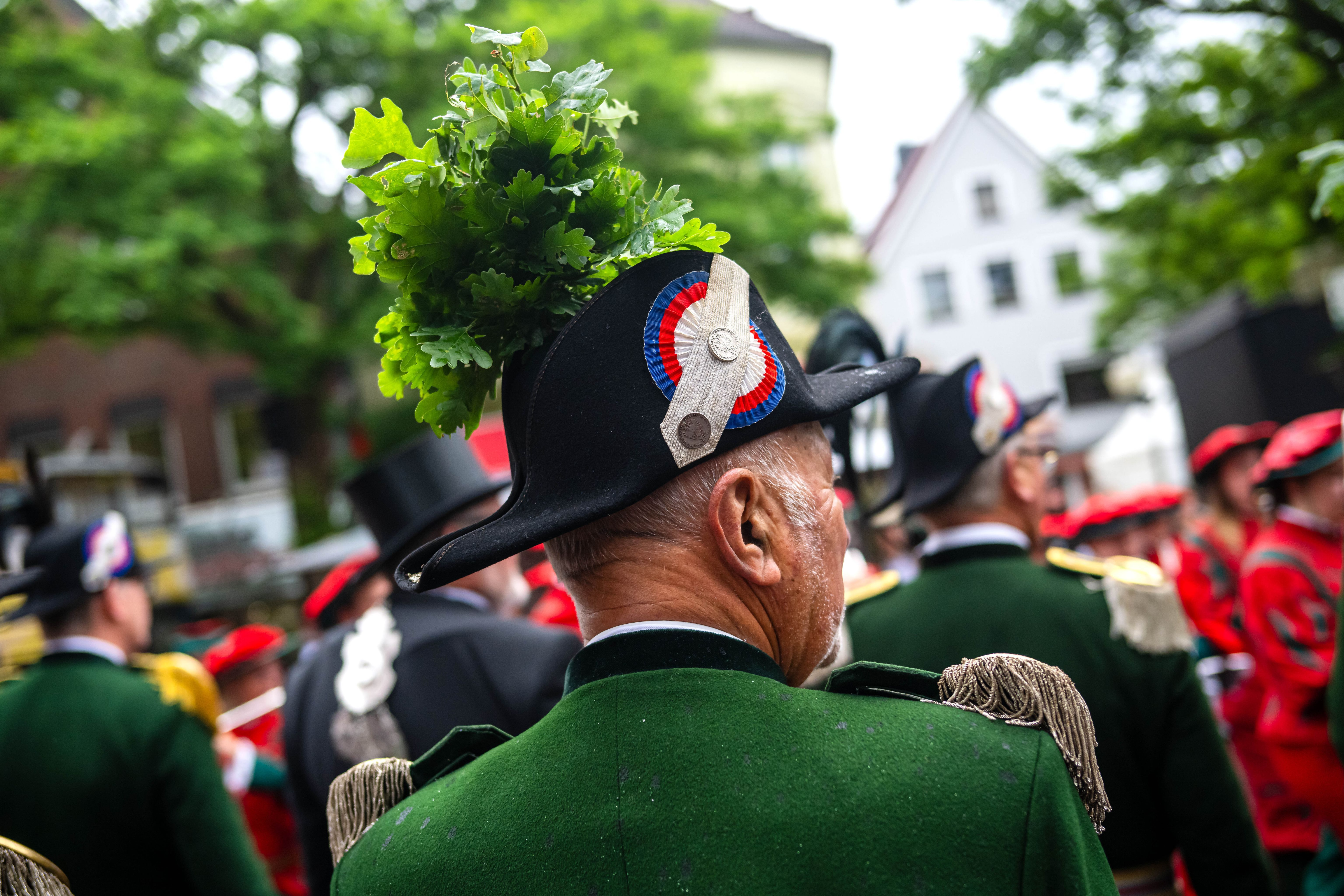 Zoff um Schützengilde: Mädchen verboten! Sie dürfen nur die Medaillen putzen